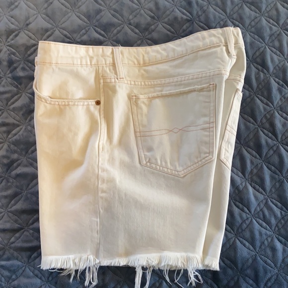 Lucky Brand Women's Mid Rise Relaxed Short - Picture 6 of 11